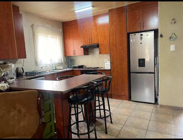 2 BEDROOM APARTMENT FOR SALE IN VANDERBIJLPARK SE 2